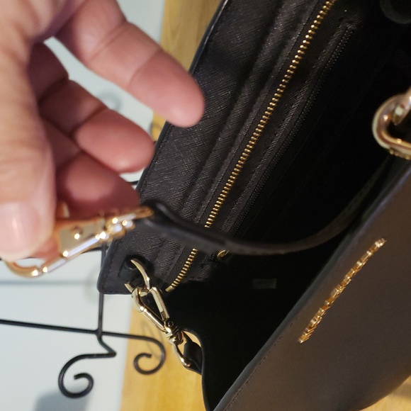 Michael Michael Kors Messenger/Crossbody Bag Selma 9x7.      (#73) - Picture 6 of 13